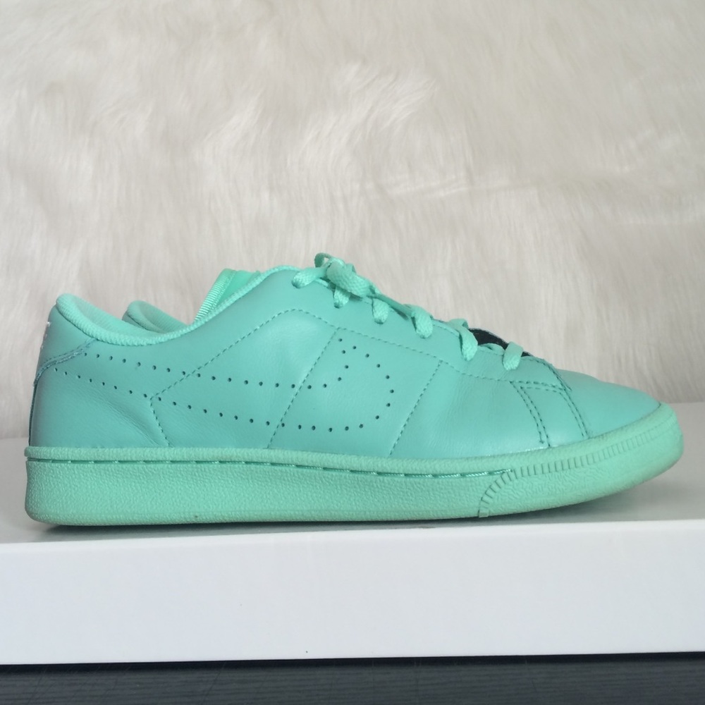 Nike low top shoes